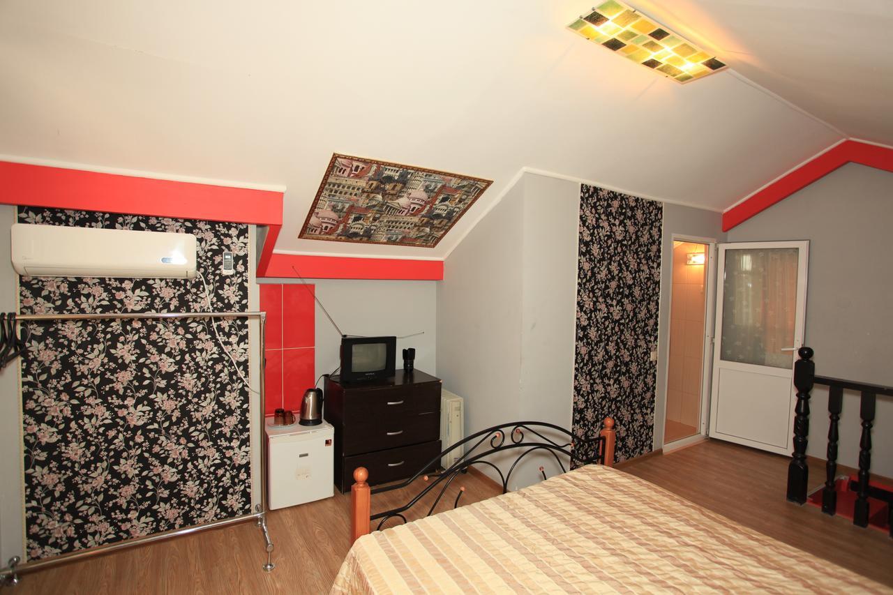 Guest House Esma Soechoemi Buitenkant foto